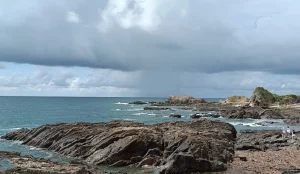 Bãi đá Móng Rồng