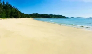 Bãi cát trắng trên đảo Thanh Lân - Cô Tô