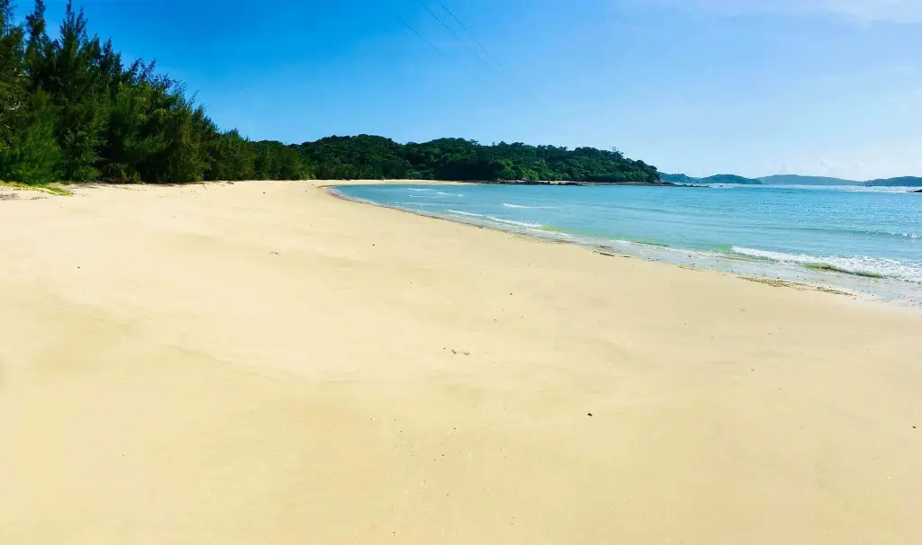 Bãi cát trắng trên đảo Thanh Lân - Cô Tô