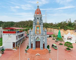 Nhà thờ trên đảo Cô Tô nhìn từ trên cao