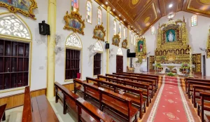 Bên trong nhà thờ trên đảo Cô Tô