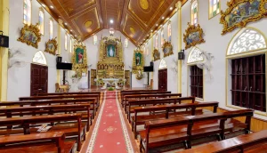 Bên trong nhà thờ trên đảo Cô Tô