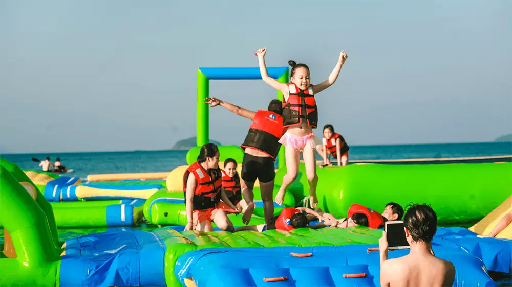 Cô Tô Park: Công viên nước bơm hơi trên bãi biển lớn nhất Việt Nam