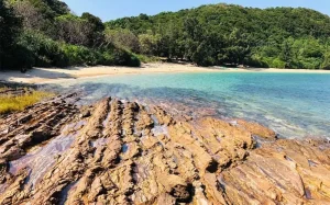 Bãi đá Móng Rồng