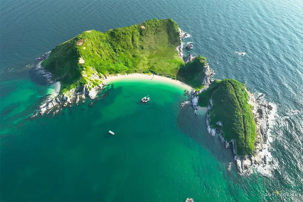 Đảo Trần Nhạn tạo thành một vòng cung của đất đá và cỏ cây ngay giữa đại dương.