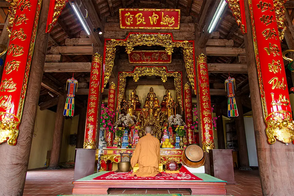 Chùa Trúc Lâm Cô Tô sử dụng các khối gỗ lim chế tác thành những cấu kiện tinh xảo