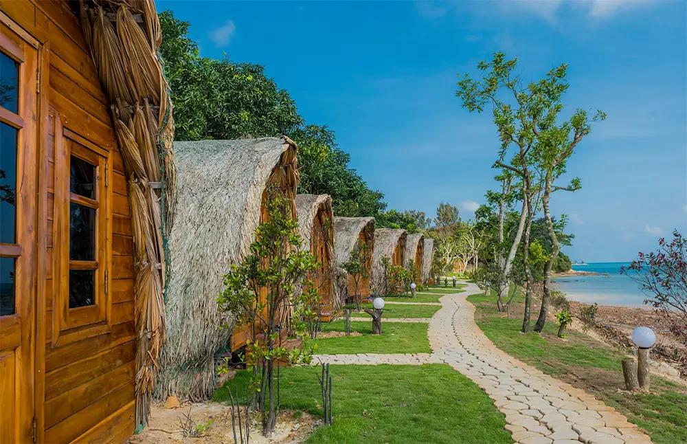 Coto Village nằm ngay sát bãi biển Hồng Vàn xinh đẹp
