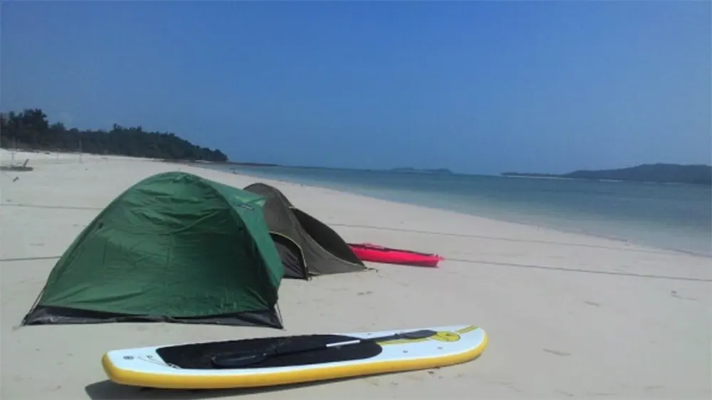 Ngủ lều trại trên biển