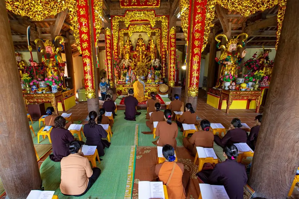 Bên trong chùa Trúc Lâm Cô Tô